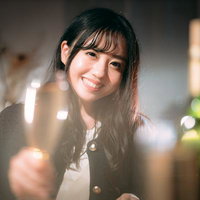 シュワシュワのシャンパンで乾杯する女子会の女性の写真