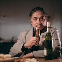 BARでシャンパンで乾杯するイケオジの大人な飲み会シーンの写真