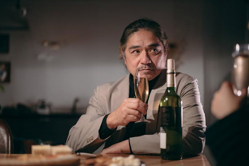 BARでシャンパンで乾杯するイケオジの大人な飲み会シーン