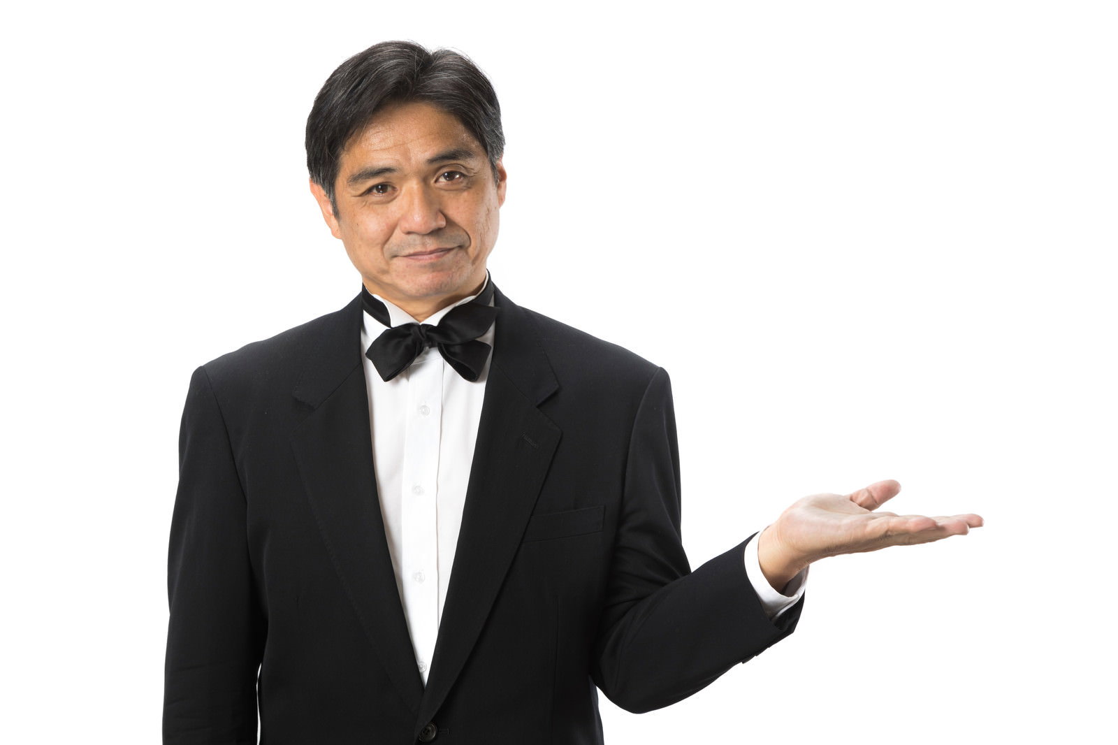 タキシード姿で片手を差し出すポーズの男性［モデル：よたか］
