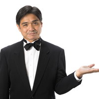 リザーブ席を案内するタキシード姿の執事・ウェイターの写真