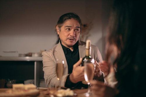 君のためにシャンパンを入れたよアピールするイケオジ