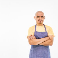 腕を組むエプロン姿のドヤ顔スキンヘッドの写真