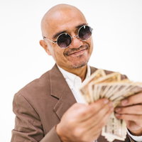 一万円札束を手にニコニコ笑顔のスキンヘッド男性の写真