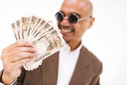 諭吉大好き、札束を手に持つサングラスの男性
