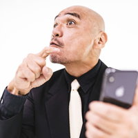 SNSの投稿にイチャもんをつける強面のおっさんの写真