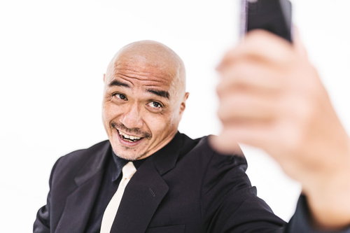 自撮り画像を送るスキンヘッドの強面中年男性