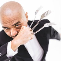 臨戦態勢の坊主セバスチャン、フォークで武装した中年男性の写真