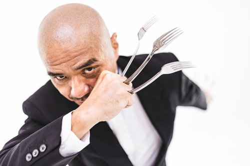 臨戦態勢の坊主セバスチャン、フォークで武装した中年男性