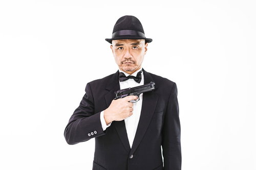 スパイ映画に憧れる黒いスーツの中年男性エージェント