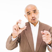 野球解説者が指摘する男性のビジネスプレゼンテーションの写真