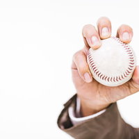 野球の硬球をしっかりと握る手の基本グリップの写真