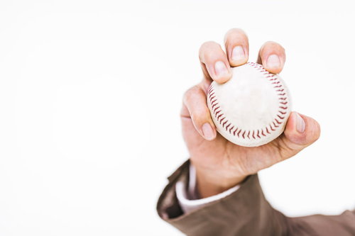 野球の硬球をしっかりと握る手の基本グリップ