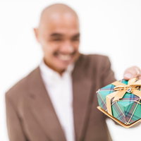 怪しいミドルにプレゼントをもろた中年男性の写真