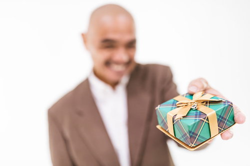 怪しいミドルにプレゼントをもろた中年男性