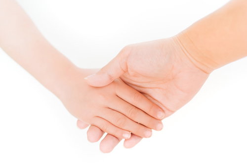 親と子が握手する手のスキンシップ、信頼と絆を表現した家族写真