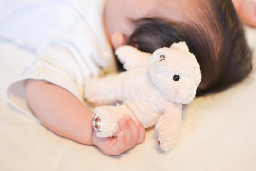 ぬいぐるみをギュッとつかむ赤ちゃんの把握反射