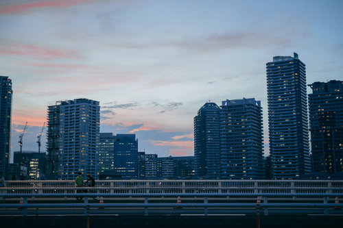 みなとみらい橋から眺める夕暮れ時の高層マンション群