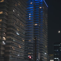 みなとみらいの高層マンション群と夜空に浮かぶ月の写真