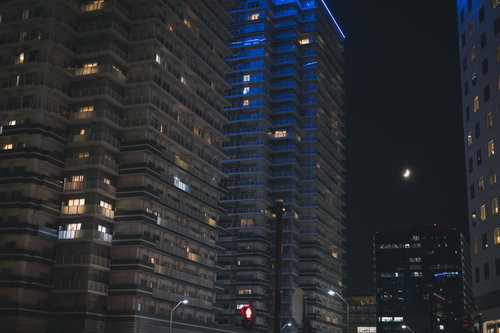 みなとみらいの高層マンション群と夜空に浮かぶ月