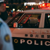 夜間パトロール中の神奈川県警察のパトカーの写真