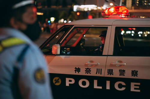 夜間パトロール中の神奈川県警察のパトカー