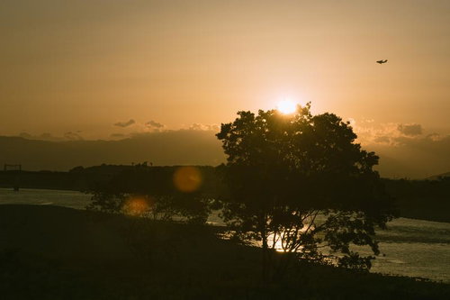 木曽川の河原から眺める暮れてゆく空と小さく見えるC-1輸送機