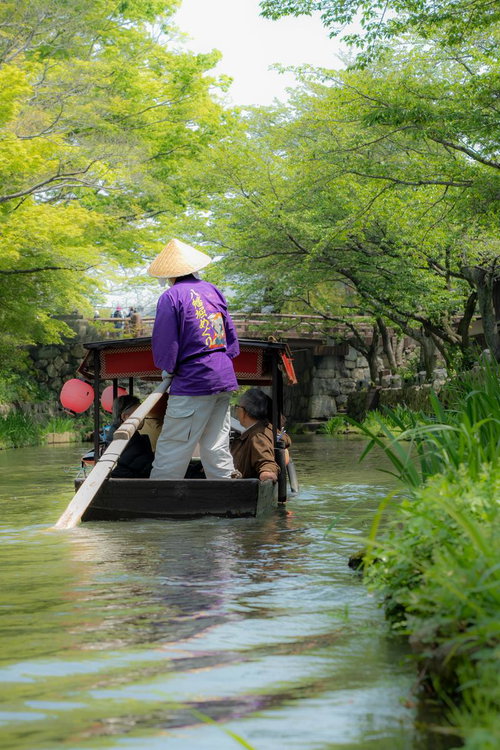 八幡堀めぐりの手漕ぎ舟で船頭の案内を聞く