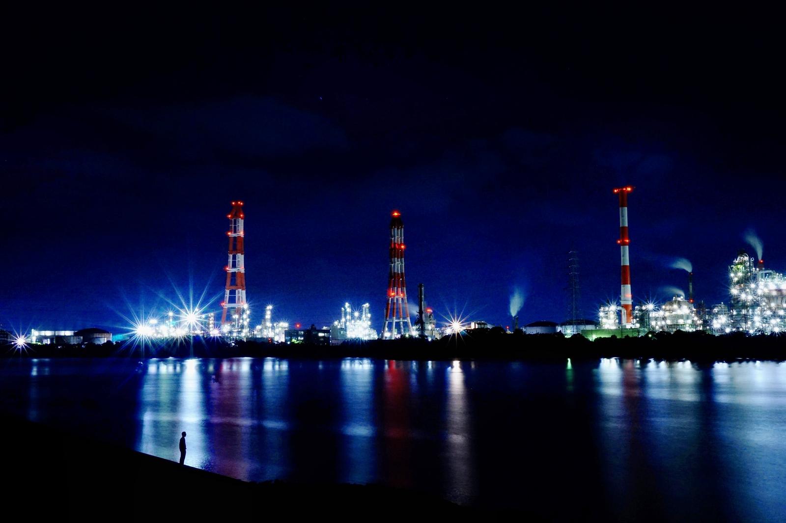 河川対岸から撮影した工場夜景。赤白スタックスと照明されたプラントが夜空に映える
