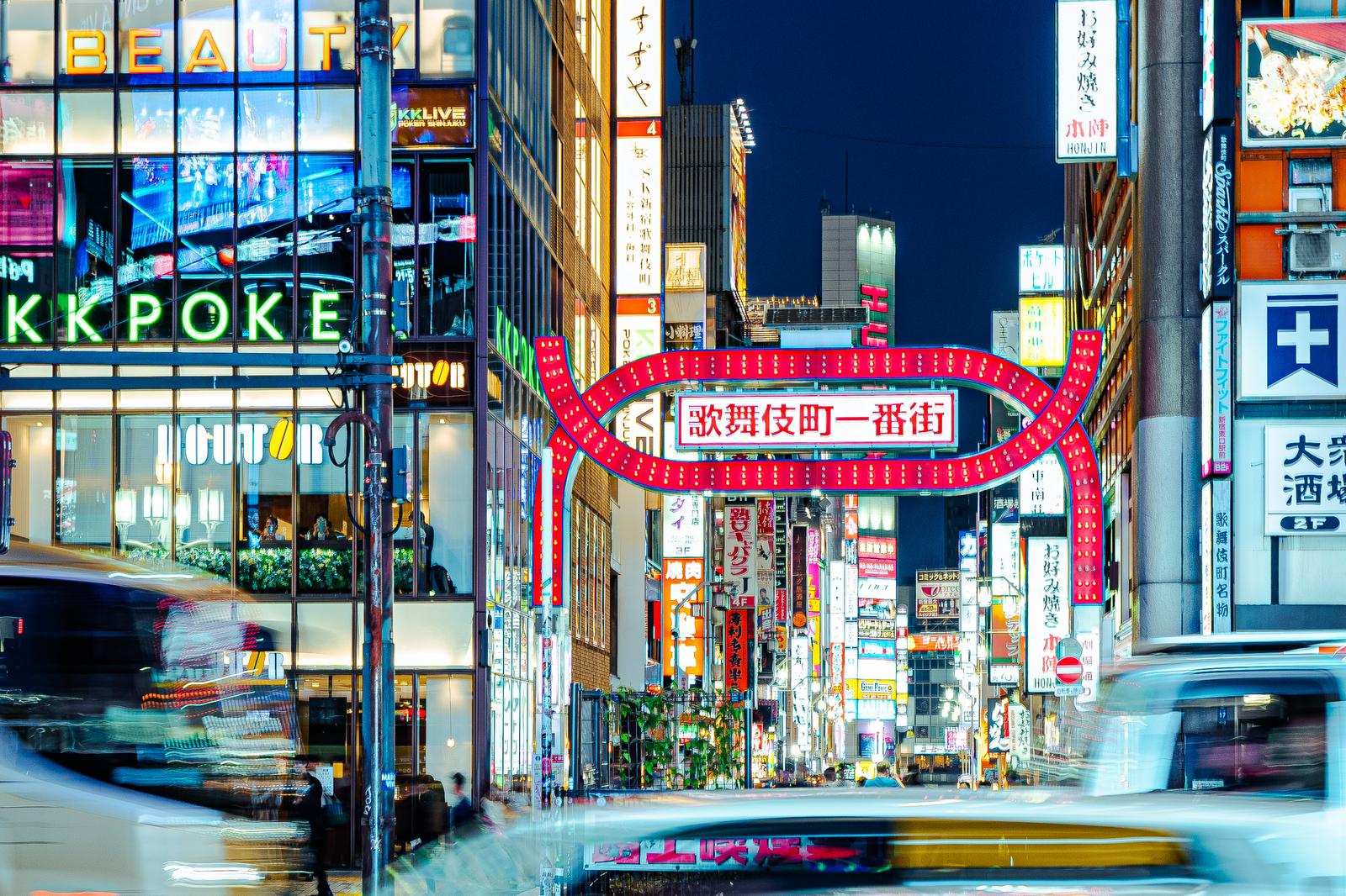 新宿歌舞伎町一番街のネオン看板とアーチ門が輝く夜景