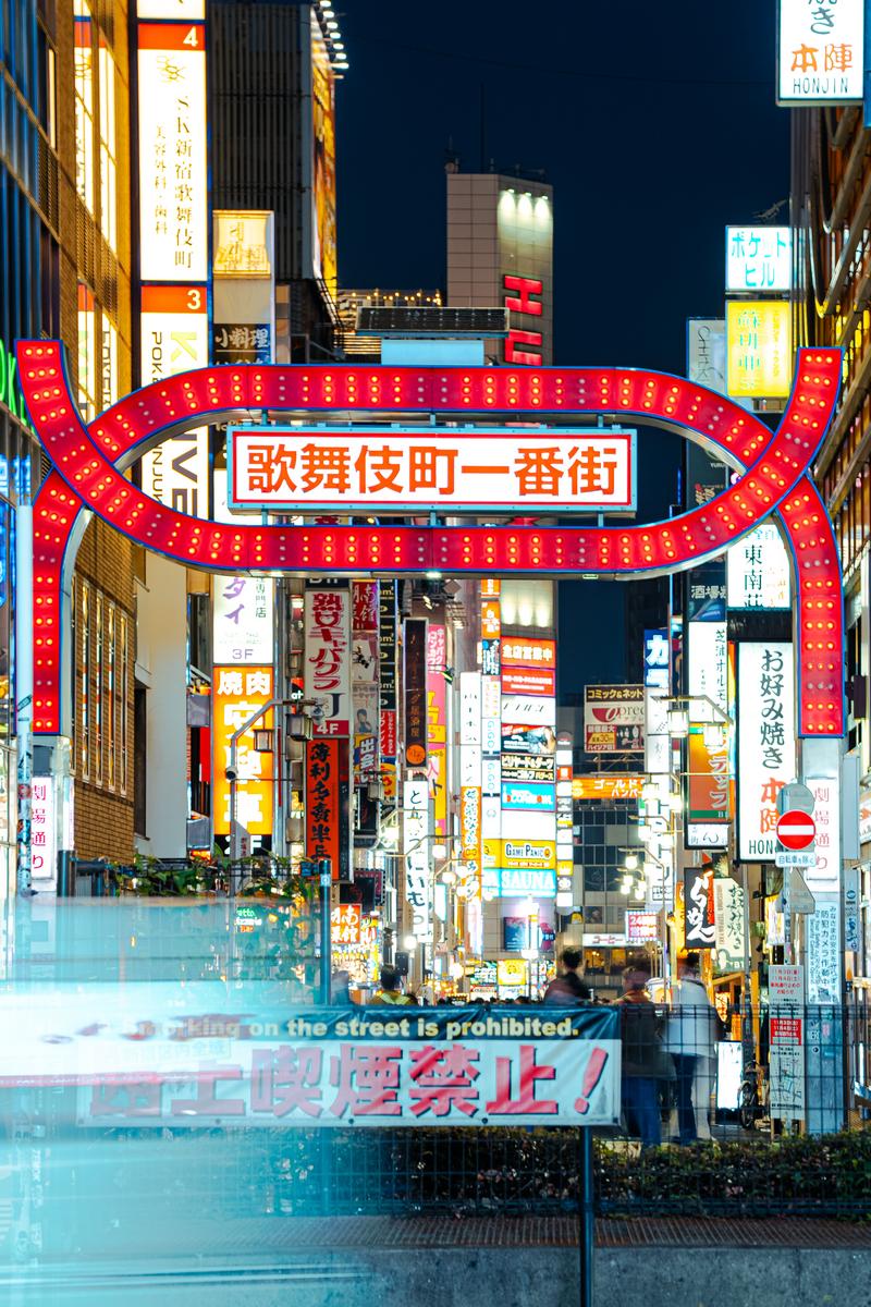 夜間にネオンサインで照らされた歌舞伎町一番街の商店街