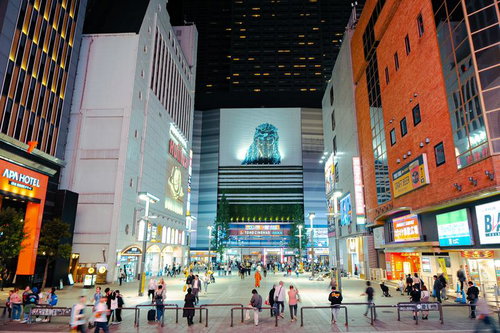 新宿シネシティ広場を見上げるゴジラのスクリーンと人混み