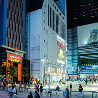 新宿トー横のシネシティ広場に映るゴジラと夜間の繁華街の写真