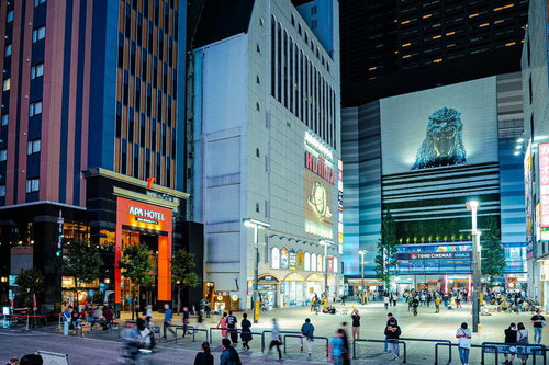 新宿トー横のシネシティ広場に映るゴジラと夜間の繁華街