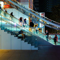 東急歌舞伎町タワーの大階段エスカレーター（夜間）の写真