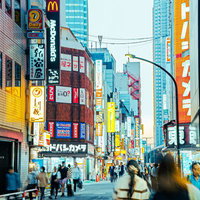 新宿西口ヨドバシカメラ周辺の繁華街の夜景とネオン看板の写真