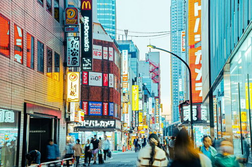 新宿西口ヨドバシカメラ周辺の繁華街の夜景とネオン看板