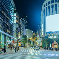 夜間の渋谷MODI前、神南一丁目交差点の光景の写真