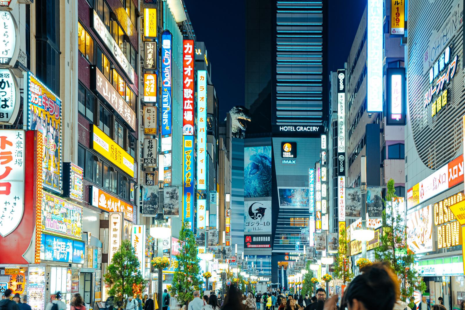 新宿歌舞伎町の繁華街に照明が輝くゴジラ通りの夜景