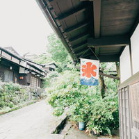 軒下で営業する夏の風物詩、かき氷屋の暖簾の写真