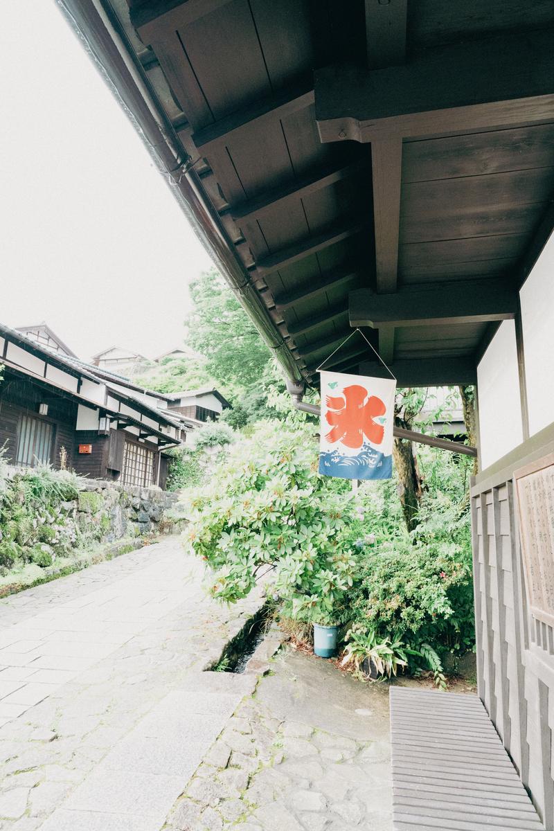 日本家屋の軒下に掛かったかき氷屋の赤と青の暖簾