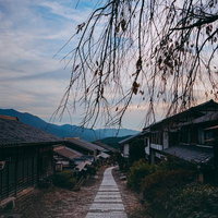 岐阜県中津川市、馬籠宿の夕暮れ時の石畳の小道の写真