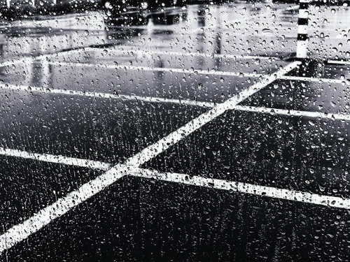 大雨の中で車のフロントガラスに飛び散る水滴