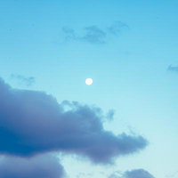 かたわれ時の月と朝焼けの空の写真