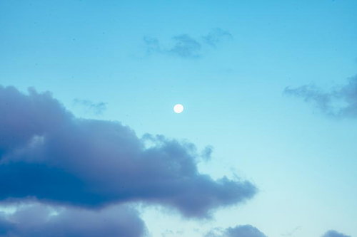 かたわれ時の月と朝焼けの空