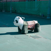 遊園地の片隅に取り残された懐かしいパンダライド乗り物遊具の写真