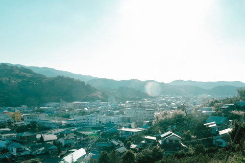 山間に広がる塩津の住宅地と朝日が織りなす早朝の風景