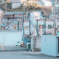 塩津漁港の住宅街に佇むお地蔵さんと港町の風景の写真