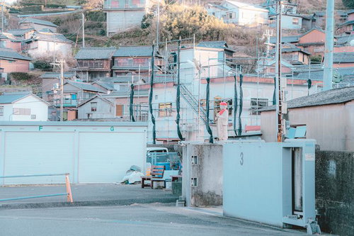 塩津漁港の住宅街に佇むお地蔵さんと港町の風景