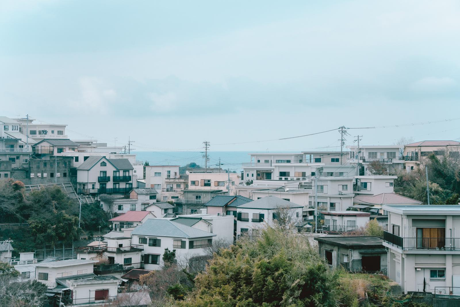 和歌山県雑賀崎の海が見える住宅地の家並みと青い空